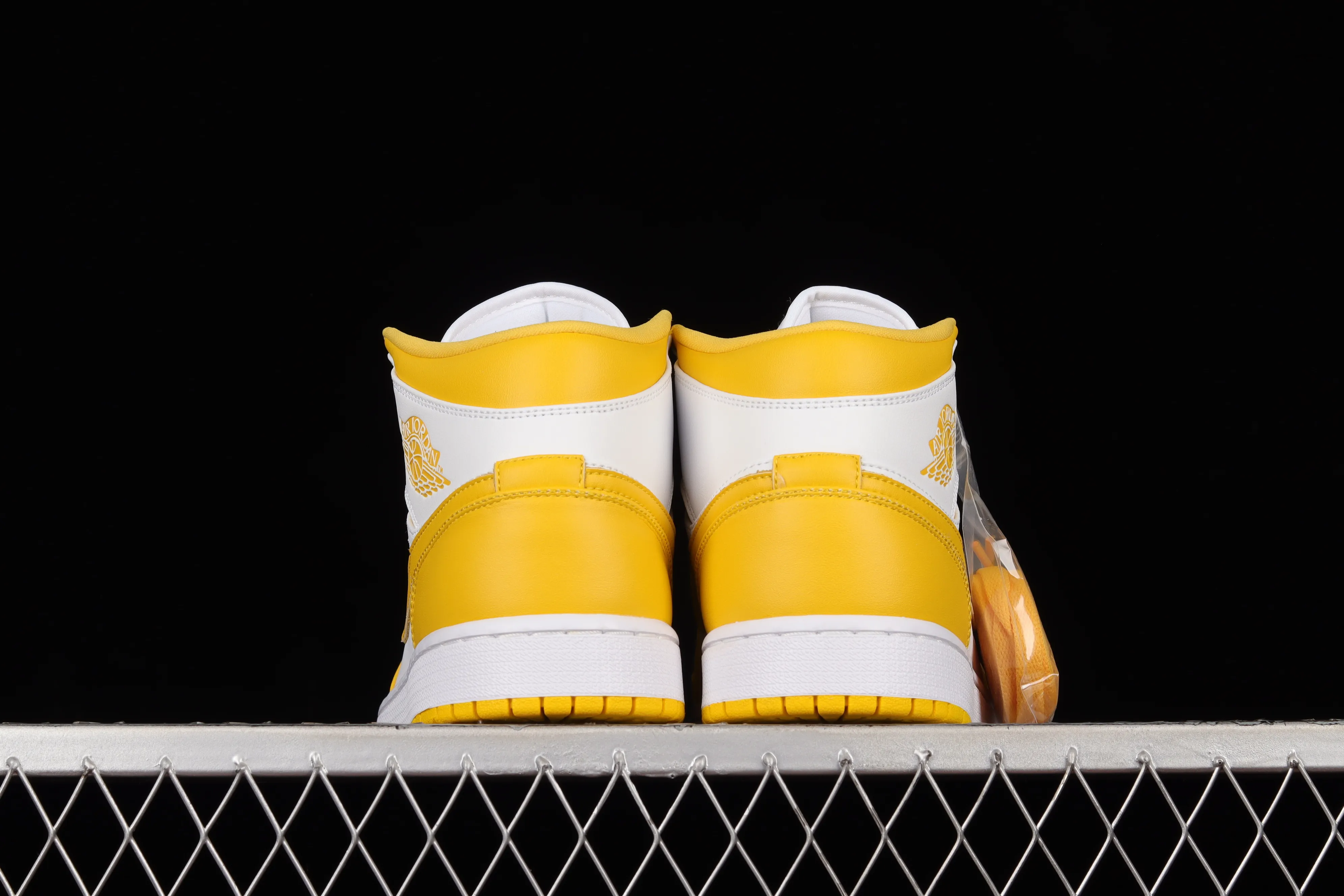 All categories Air Jordan Jordan series basketball shoes Air Jordan 1 Mid Air Jordan 1 Mid AJ1 Joe 1 white and yellow Zhongbang basketball shoes BQ6472-117